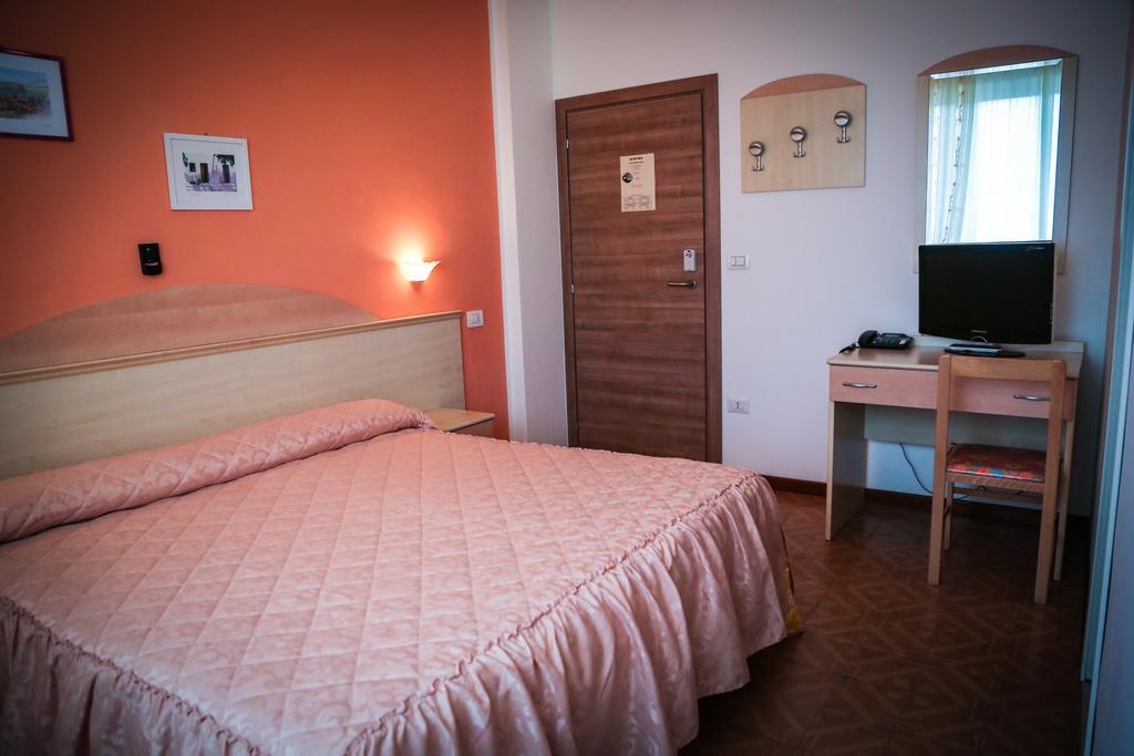 Hotel Ausonia Monte Porzio Extérieur photo
